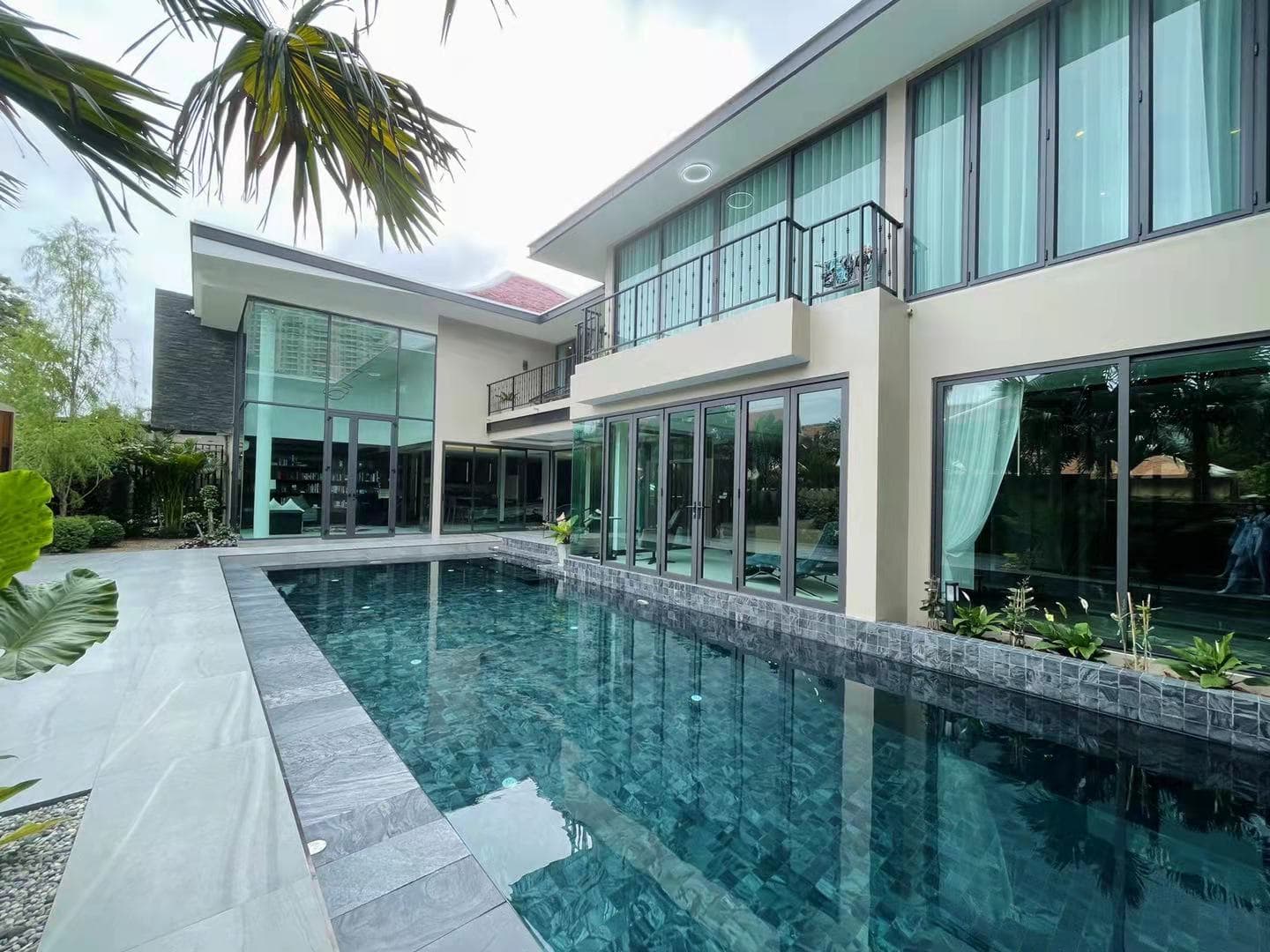 芭提雅市区顶级现代奢华别墅独栋双层近海豪宅 6房9卫 占地720平米