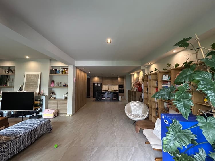 亿甲迈区 双层独栋别墅，占地344平米，4卧4卫，闹中取静 带泳池