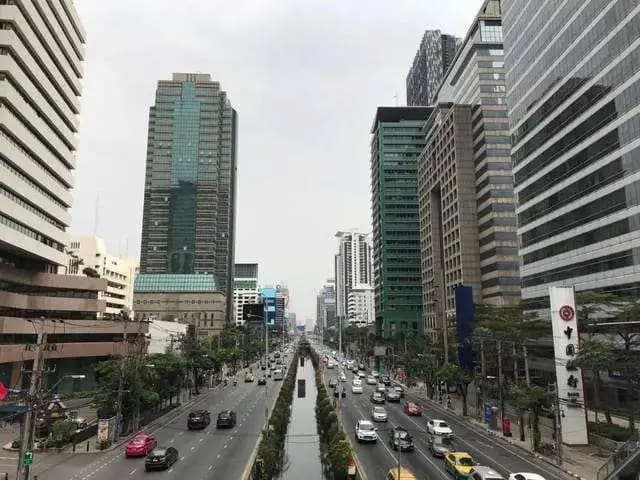 曼谷华尔街市中心轻轨旁豪宅公寓丨准现房 The Lofts Silom