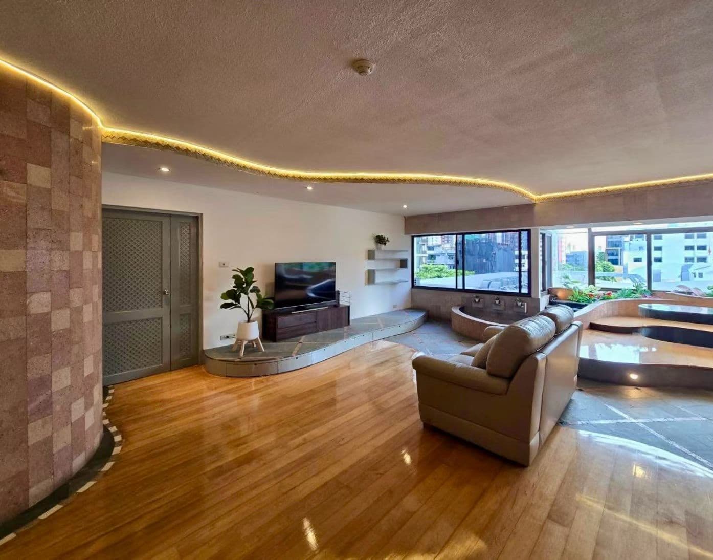 High-end apartment for rent in Chitlom, Bangkok, Thailand, 3 bedrooms 4 bathrooms, monthly rent 120,000 Thai Baht, approximately 24,000 Chinese Yuan.