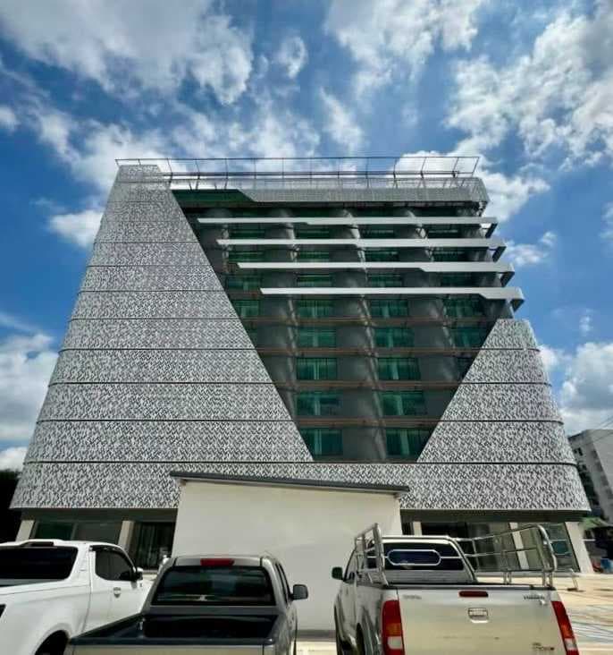 泰国曼谷拉抛全新商务楼出租,每月租金300万泰铢,约合六十万人民币。