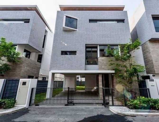 曼谷辉煌别墅出租:4房5卫,月租25万泰铢,近地铁