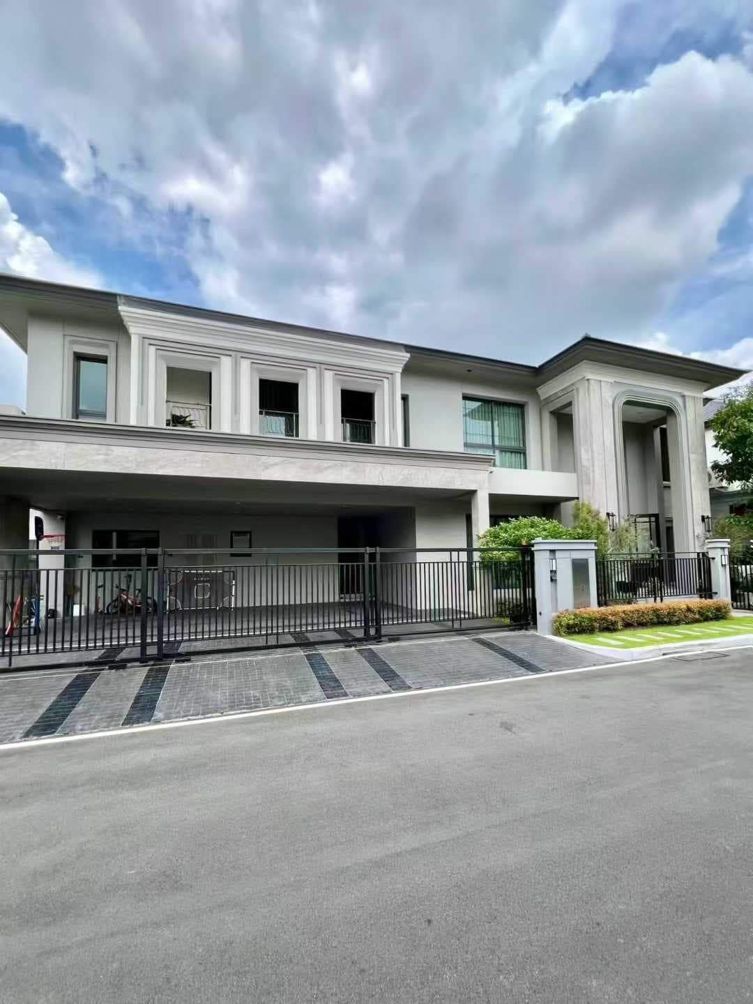 曼谷素坤逸107巷别墅出租:4房5卫,月租30万泰铢