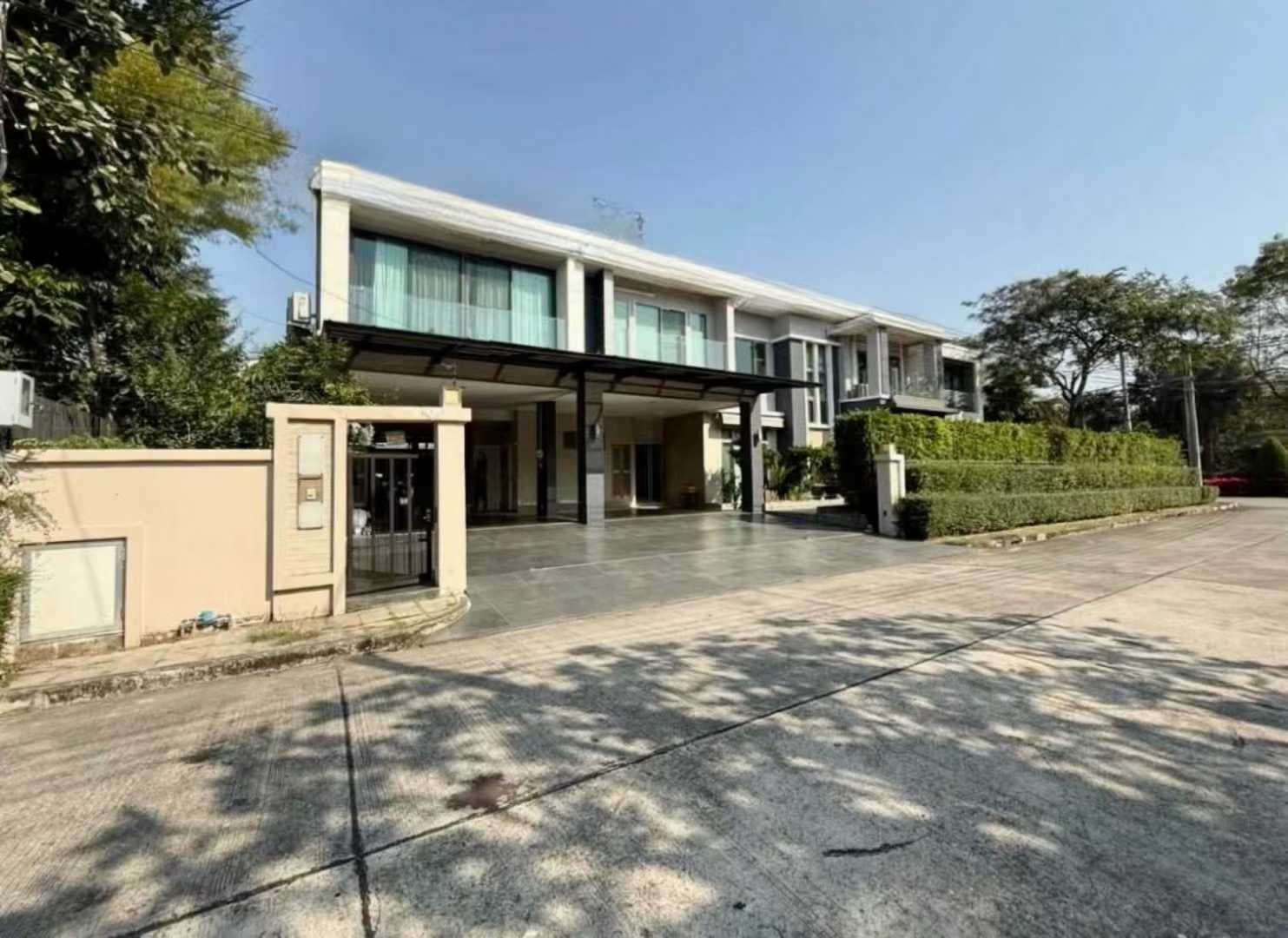 曼谷Rama9高档别墅出租:5房4卫带泳池花园,月租19万泰铢