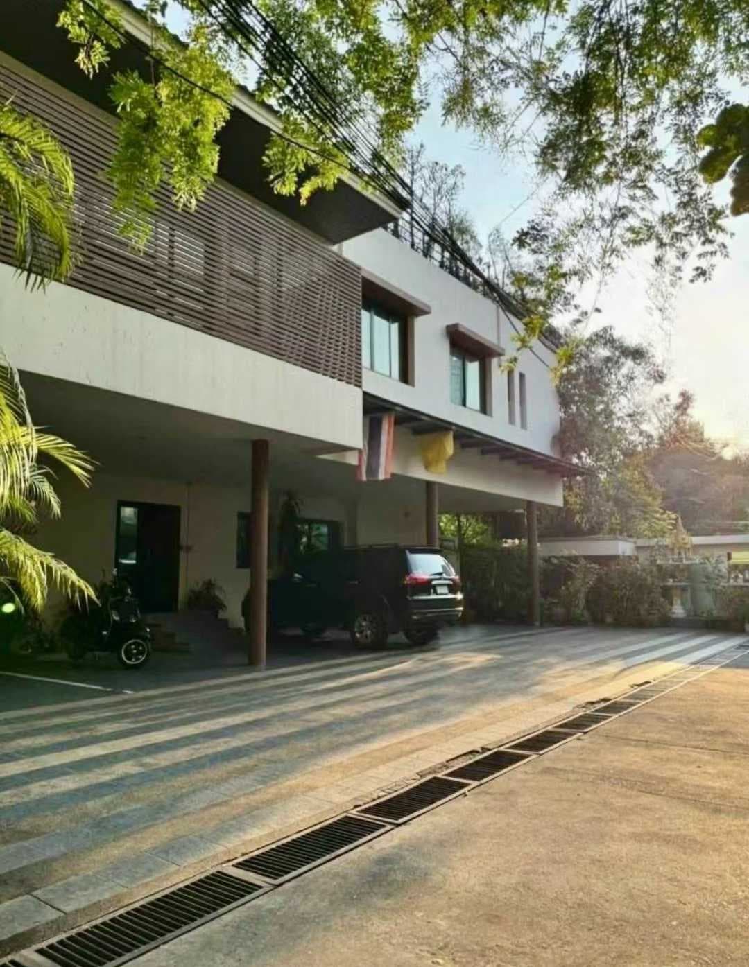 曼谷Phrom Phong别墅出租:3房4卫,近天铁站,月租12万泰铢