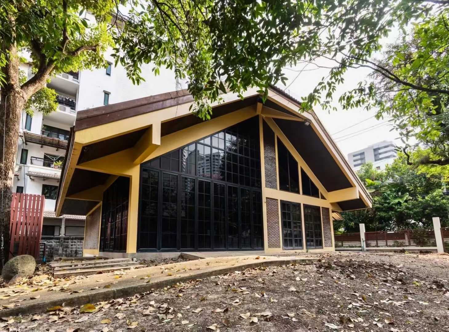 曼谷Phrom Phong商务别墅出租,920平米带花园,近天铁站
