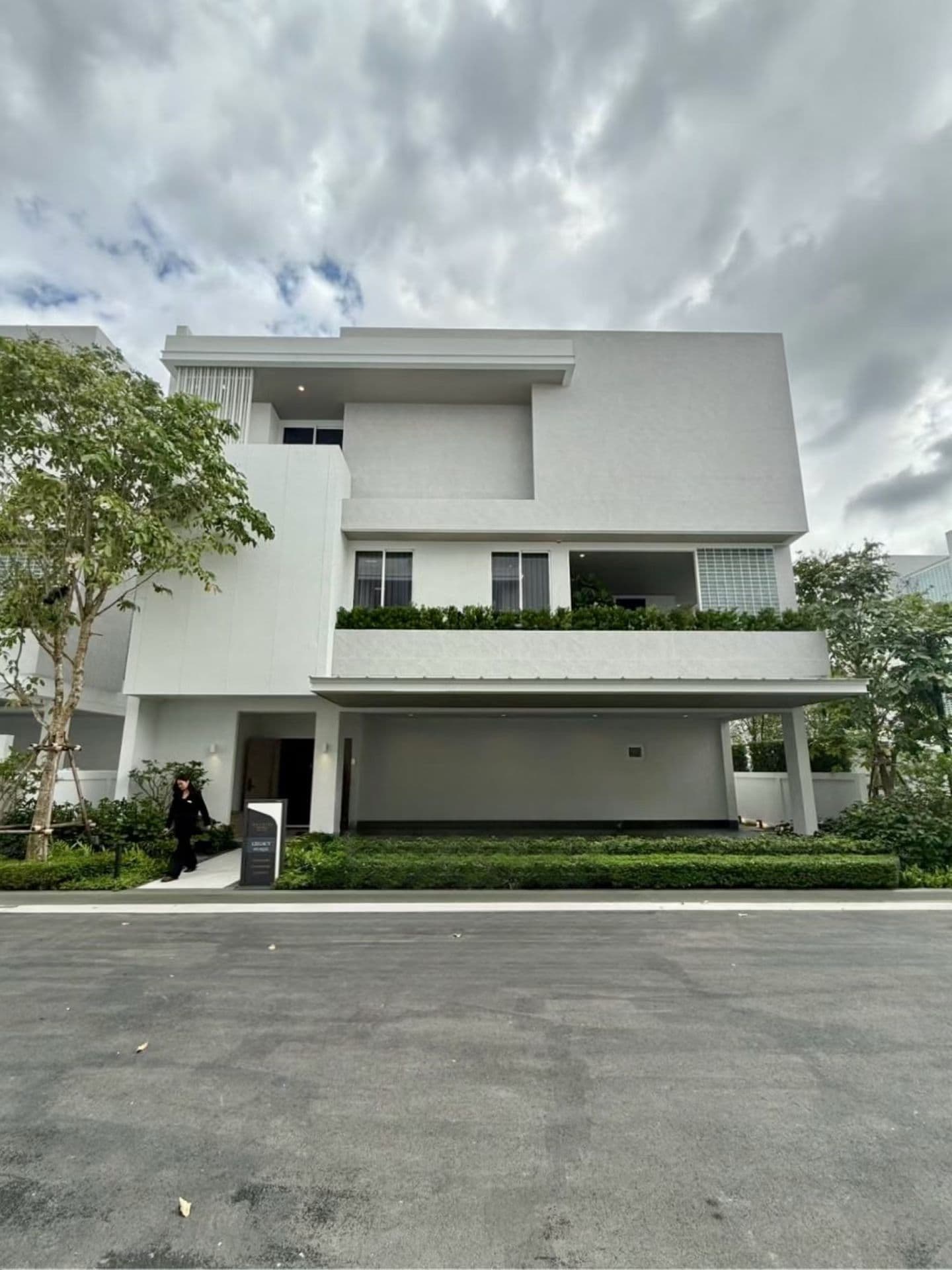 Luxury Villa for Sale in On Nut, Bangkok, Thailand