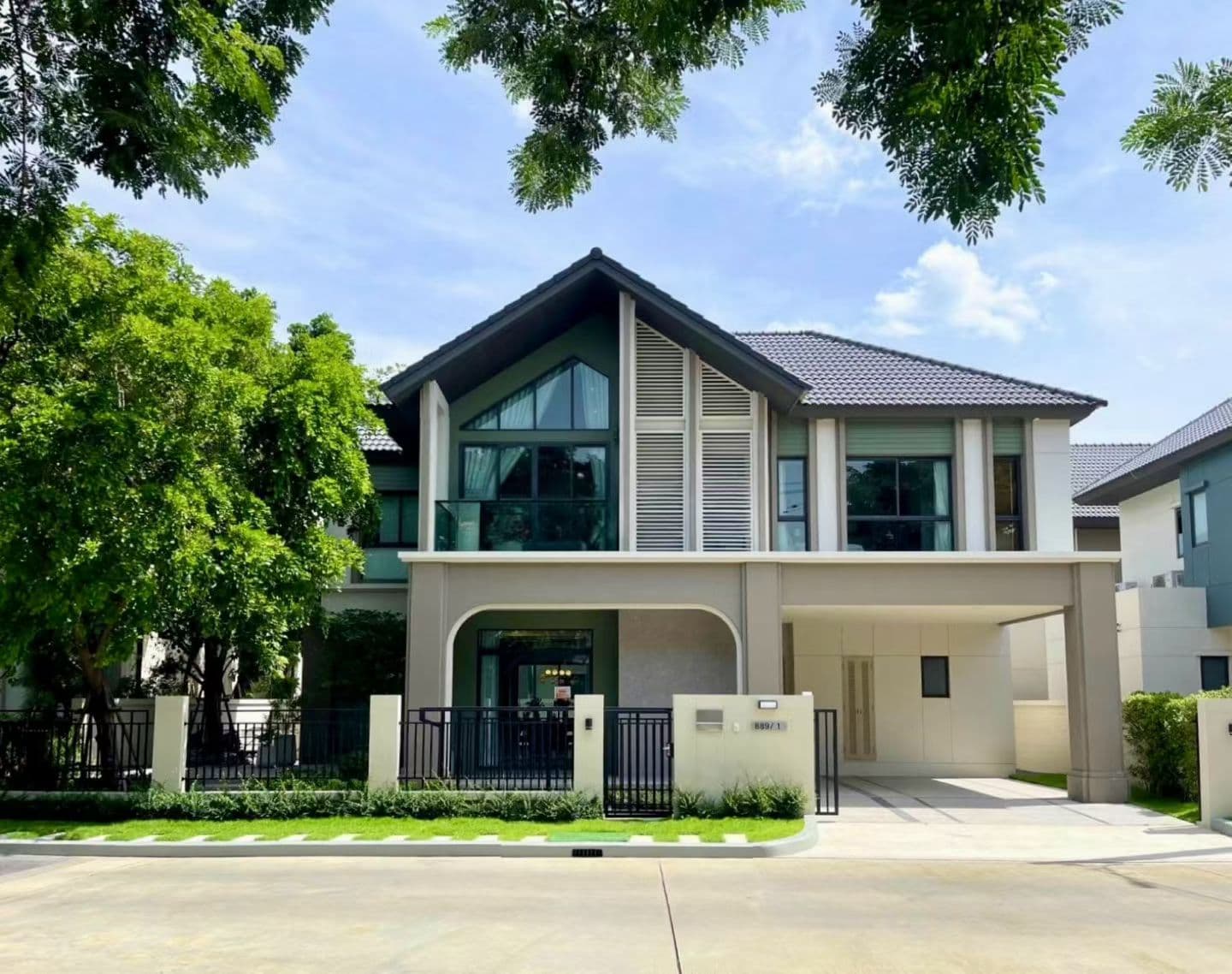 Luxury Villa for Sale in Nonthaburi, Bangkok, Thailand 5 Bedrooms 4 Bathrooms