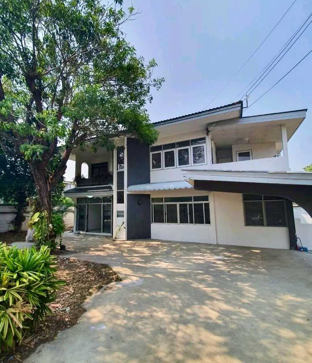 Detached Villa for Sale in Bangkok Metropolitan Area, Thailand, Near BTS Station, Total Price 3.8 Million Thai Baht