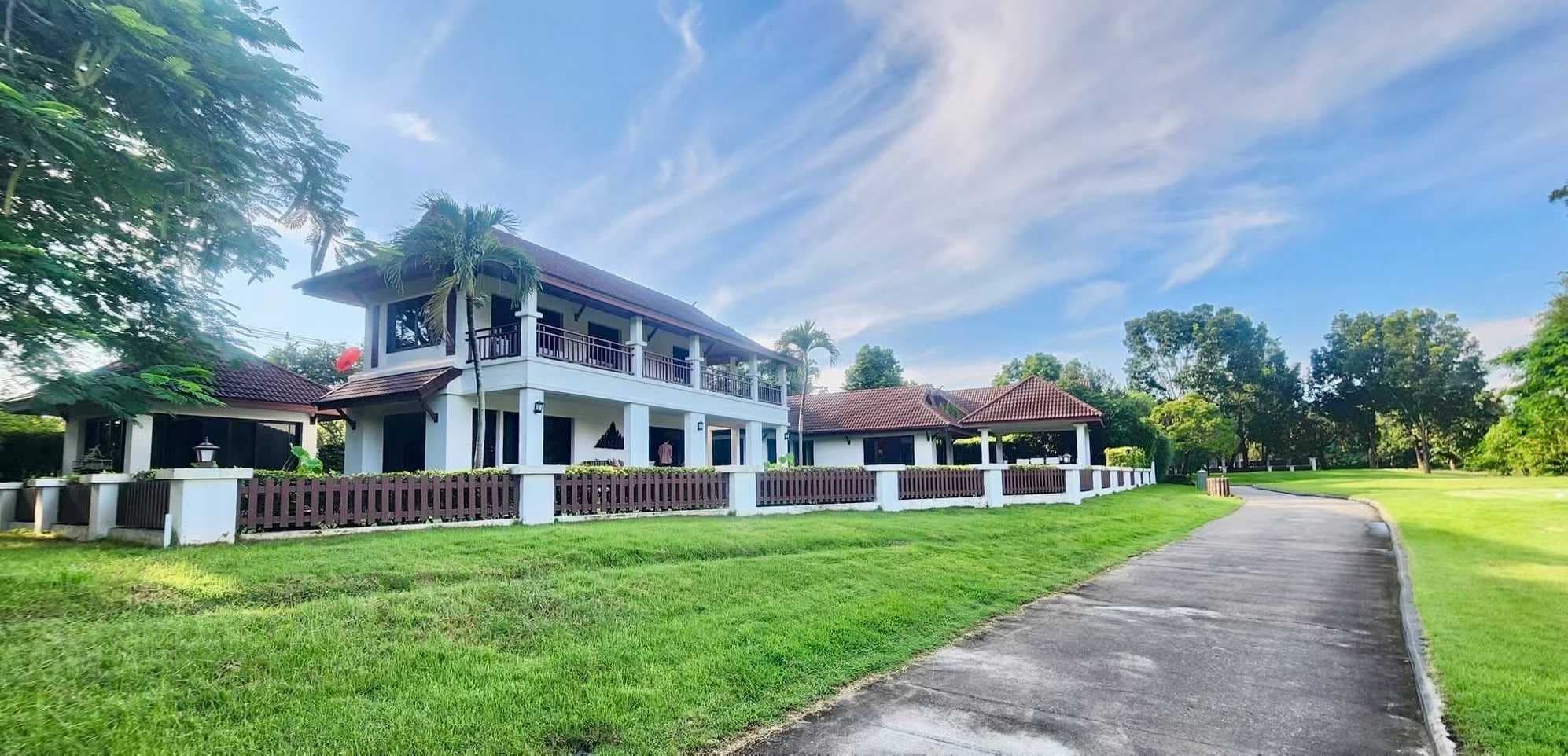 Chiang Mai Golf Course Villa for Sale in Thailand, 4 Bedrooms 4 Bathrooms 350 sqm, Exquisitely Decorated with Garden, Price 3.9 Million RMB
