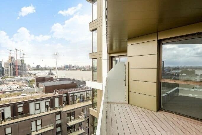 One-Bedroom Apartment in North Greenwich Peninsula, London | Resale | £465,000