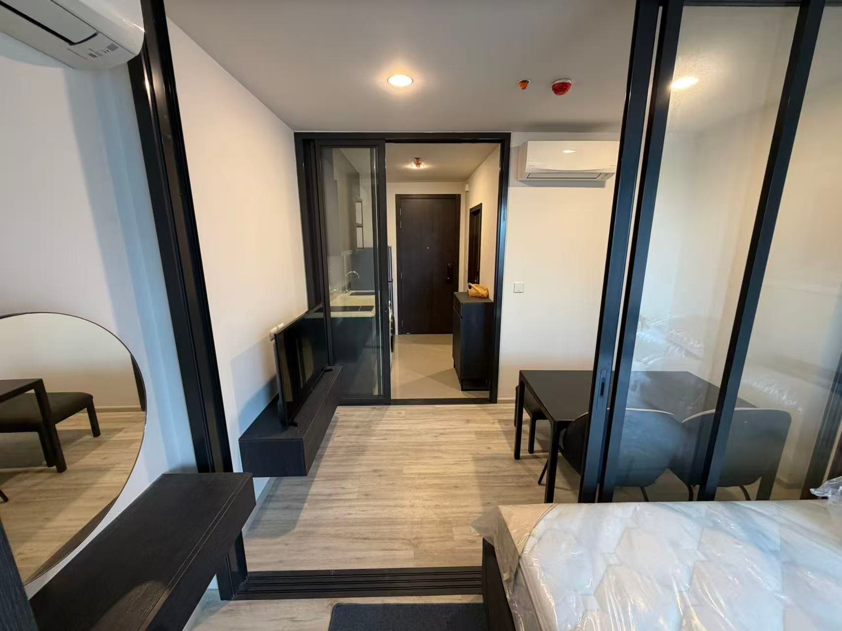 Bangkok, Thailand | 1-Bedroom Condo | Near MRT Huai Khwang Station Monthly Rent ฿16,000