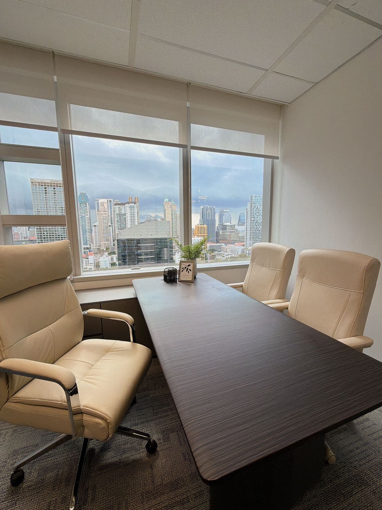 Fully Furnished Office for Rent in CBD, Bangkok City Center, 138 sqm | Move-in Ready | Monthly Rent 186,300 THB