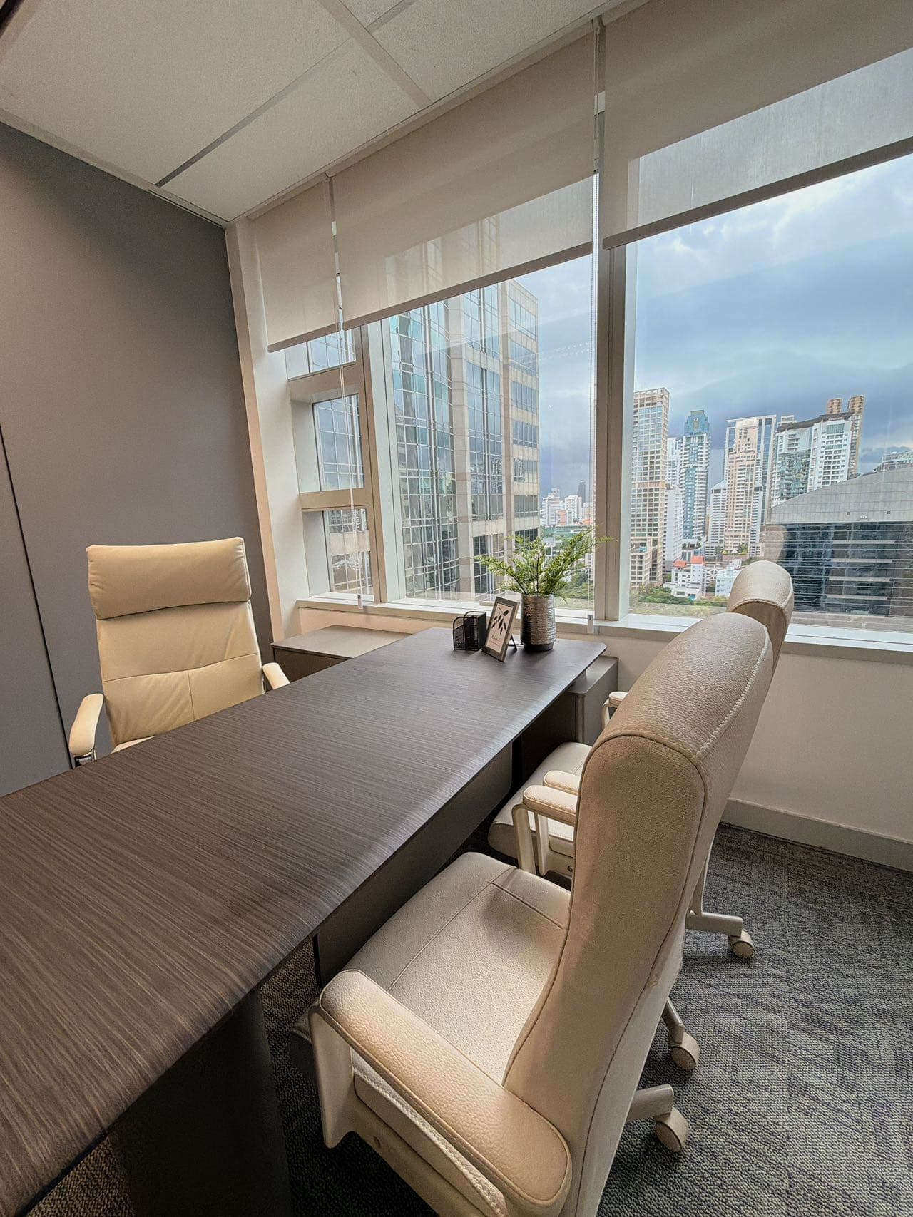 Fully Furnished Office for Rent in CBD, Bangkok City Center, 138 sqm | Move-in Ready | Monthly Rent 186,300 THB