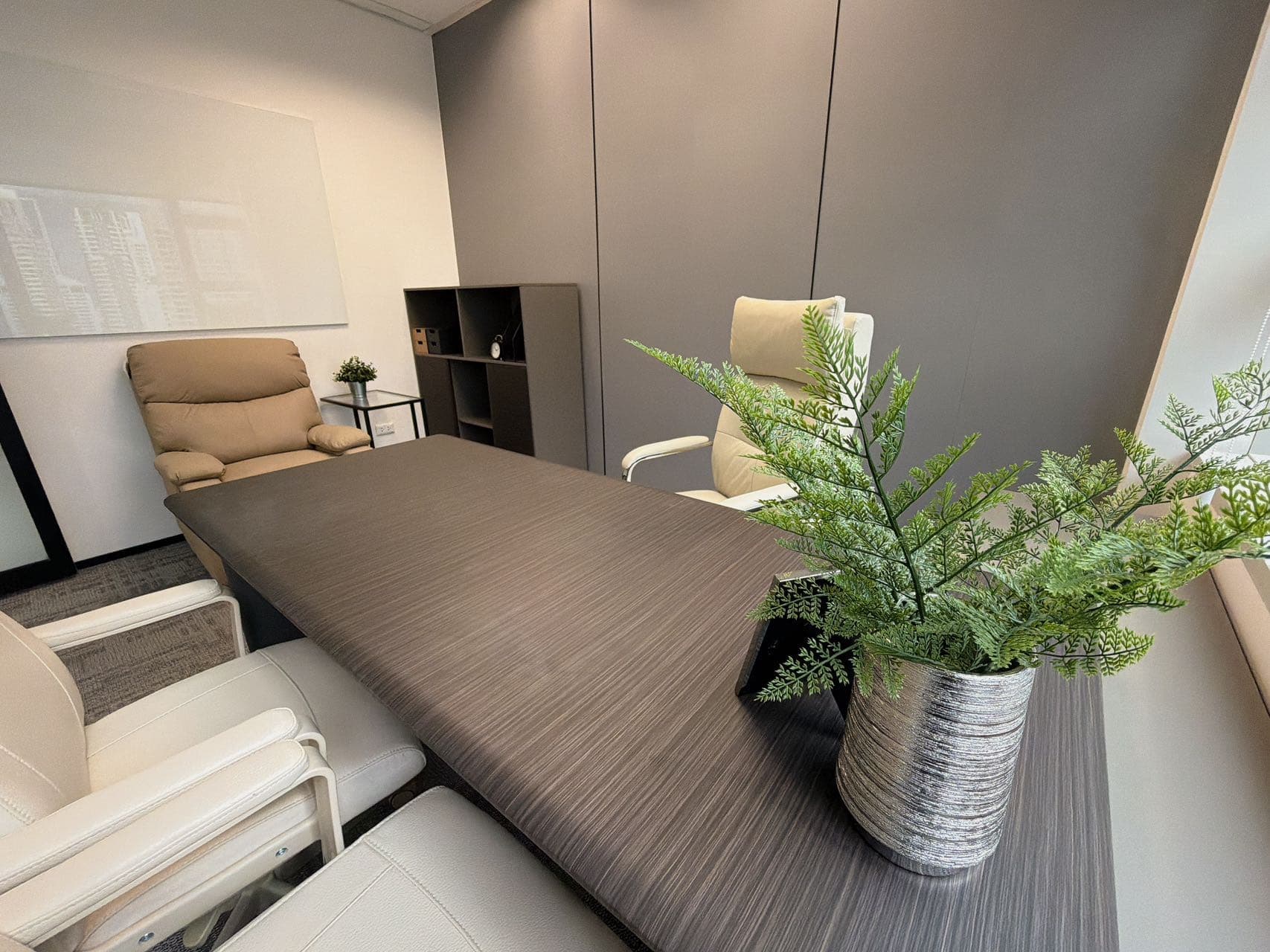 Fully Furnished Office for Rent in CBD, Bangkok City Center, 138 sqm | Move-in Ready | Monthly Rent 186,300 THB