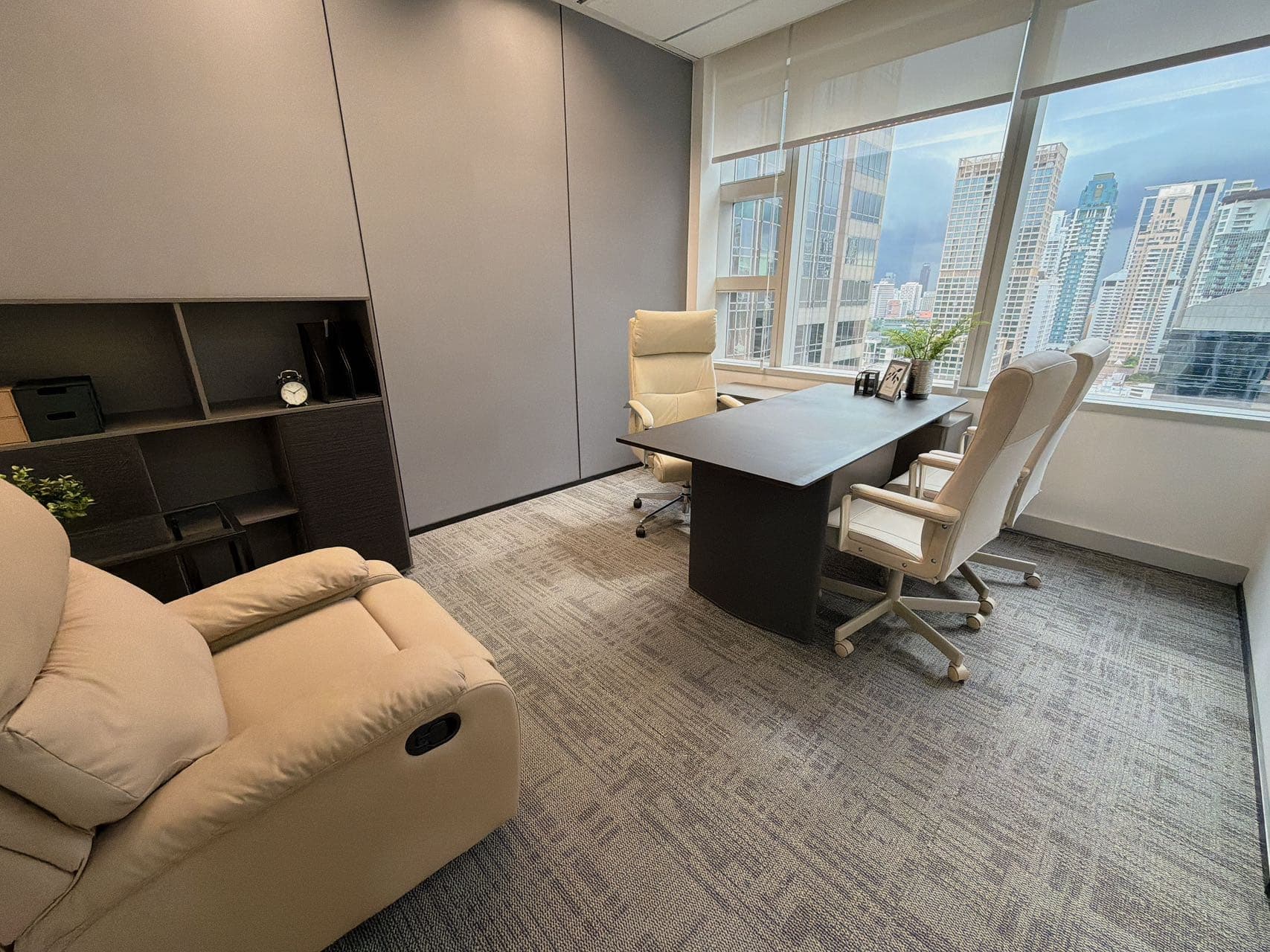 Fully Furnished Office for Rent in CBD, Bangkok City Center, 138 sqm | Move-in Ready | Monthly Rent 186,300 THB