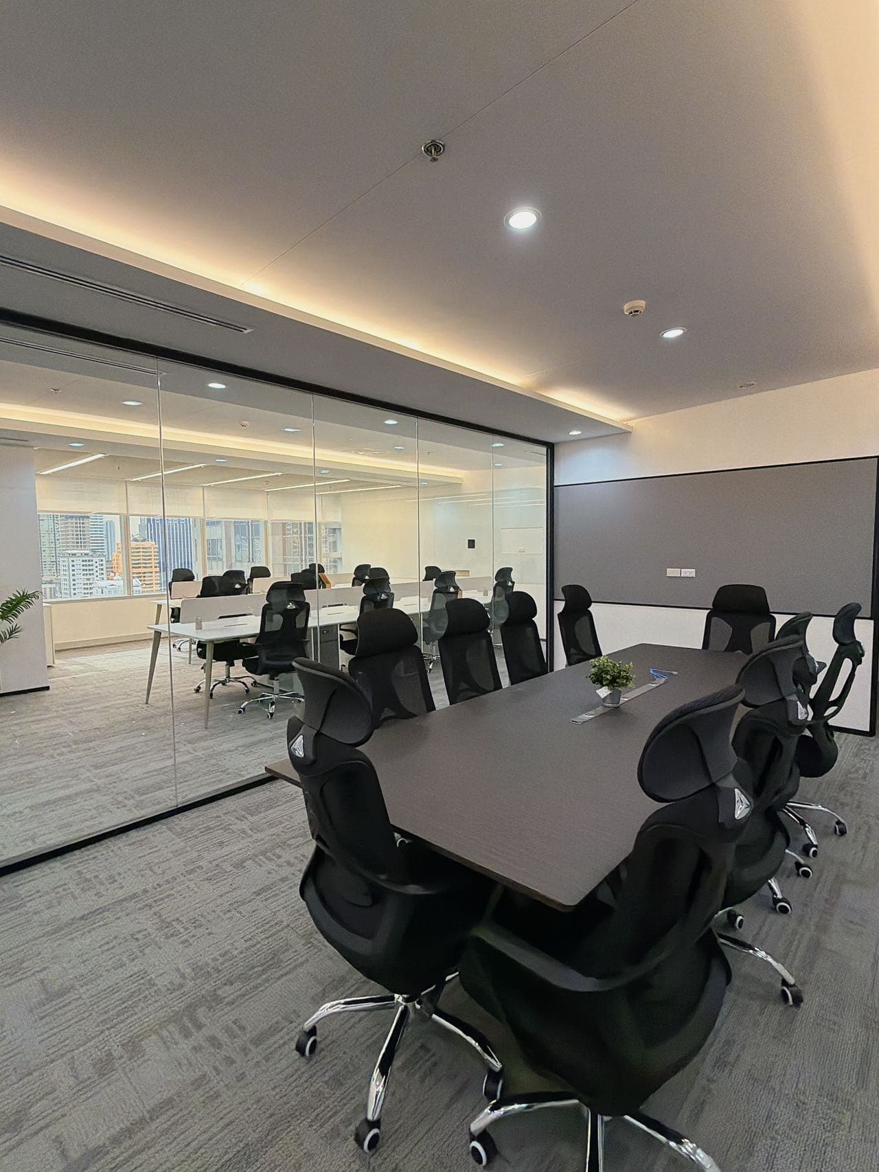 Rent 205 sqm Fully Fitted Office in CBD, Bangkok City Center | Move-in Ready | 277,000 THB/month
