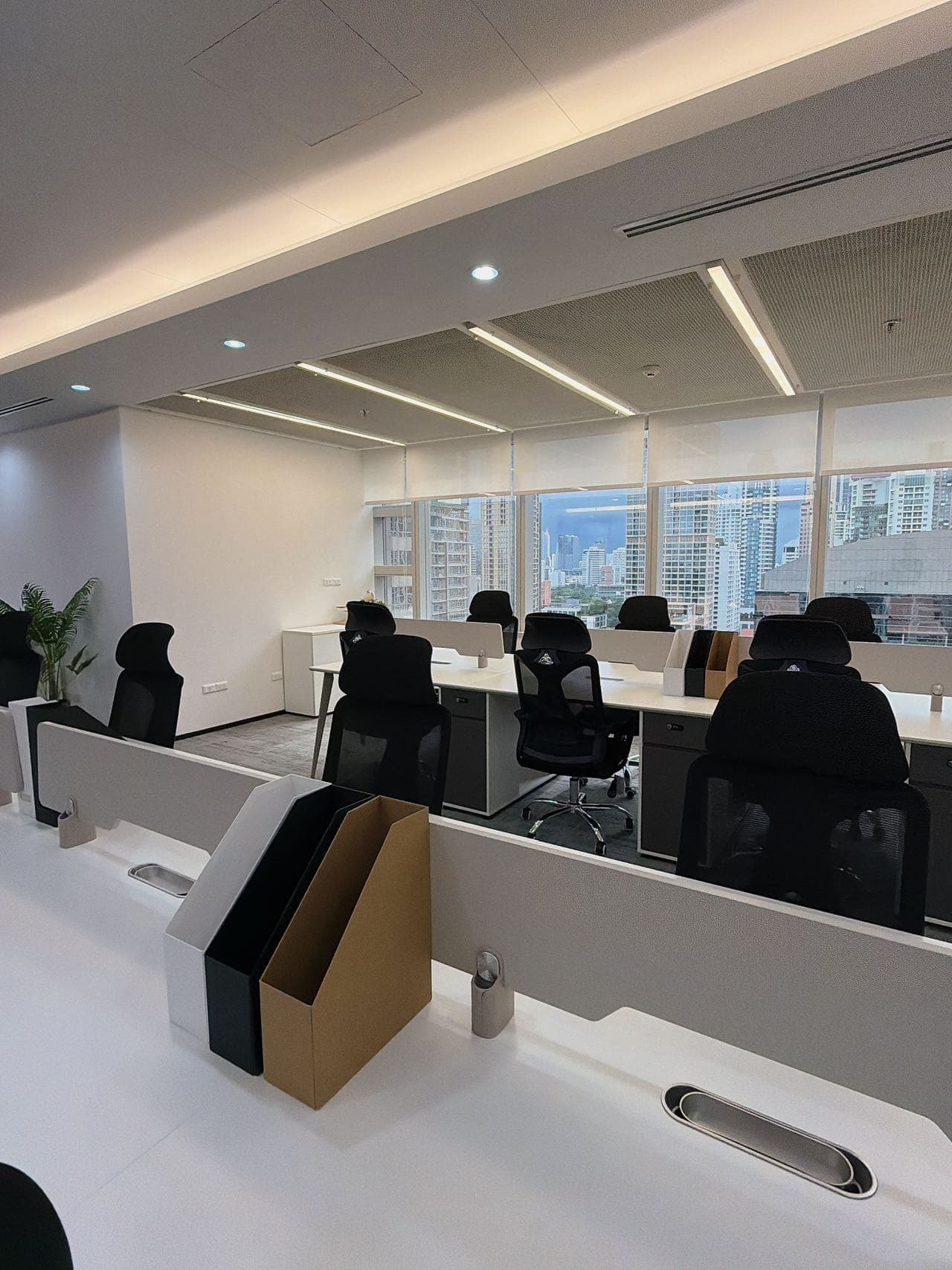 Rent 205 sqm Fully Fitted Office in CBD, Bangkok City Center | Move-in Ready | 277,000 THB/month