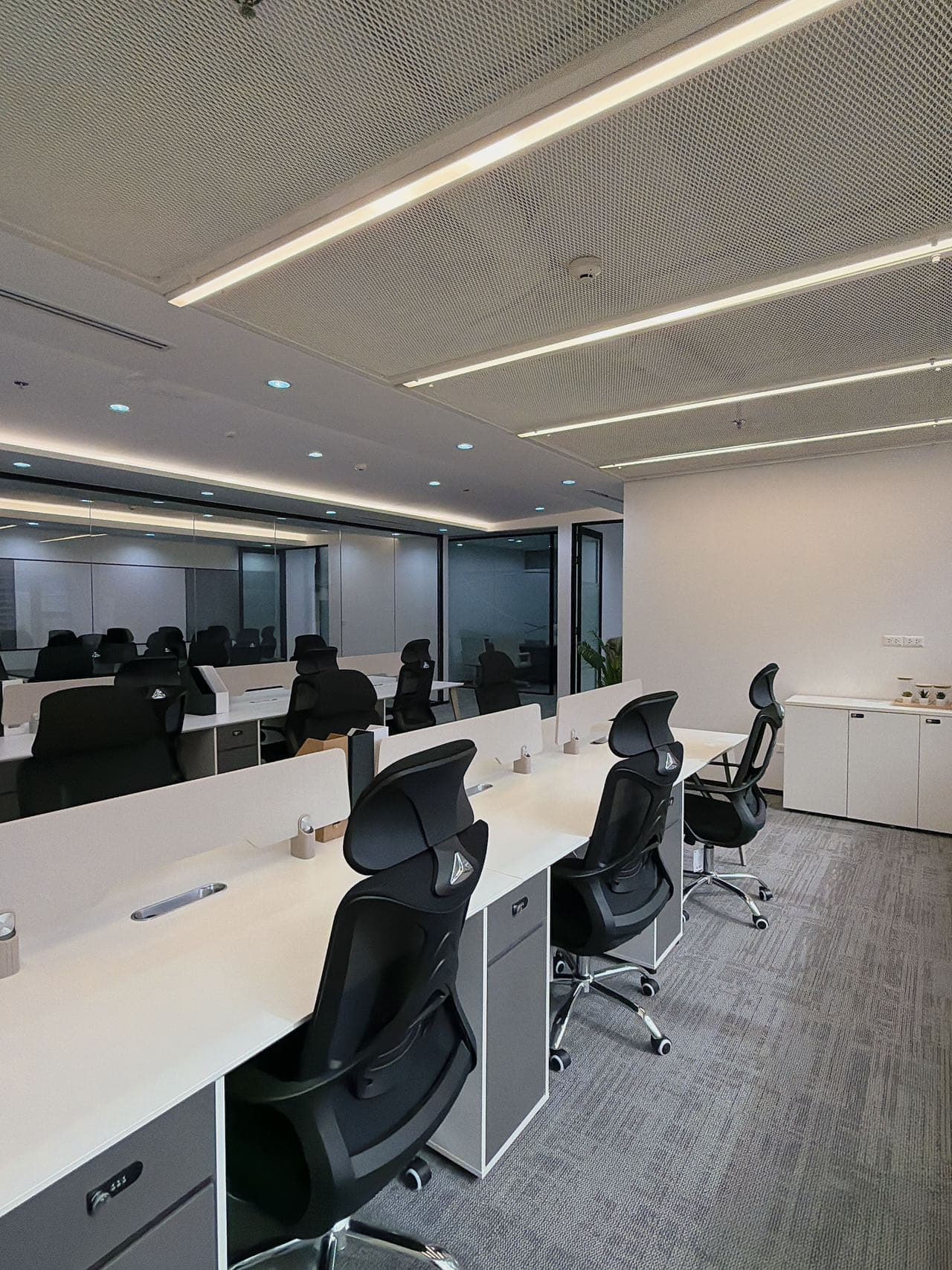 Rent 205 sqm Fully Fitted Office in CBD, Bangkok City Center | Move-in Ready | 277,000 THB/month