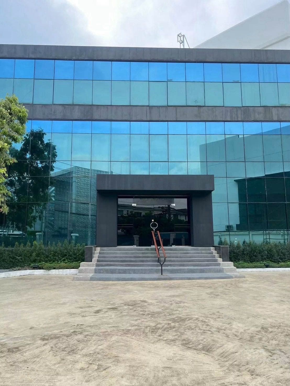 Bangkok Krungthekritha Detached Office Building + Warehouse for Rent | 4 Floors 2369 sqm | 30 Parking Spaces