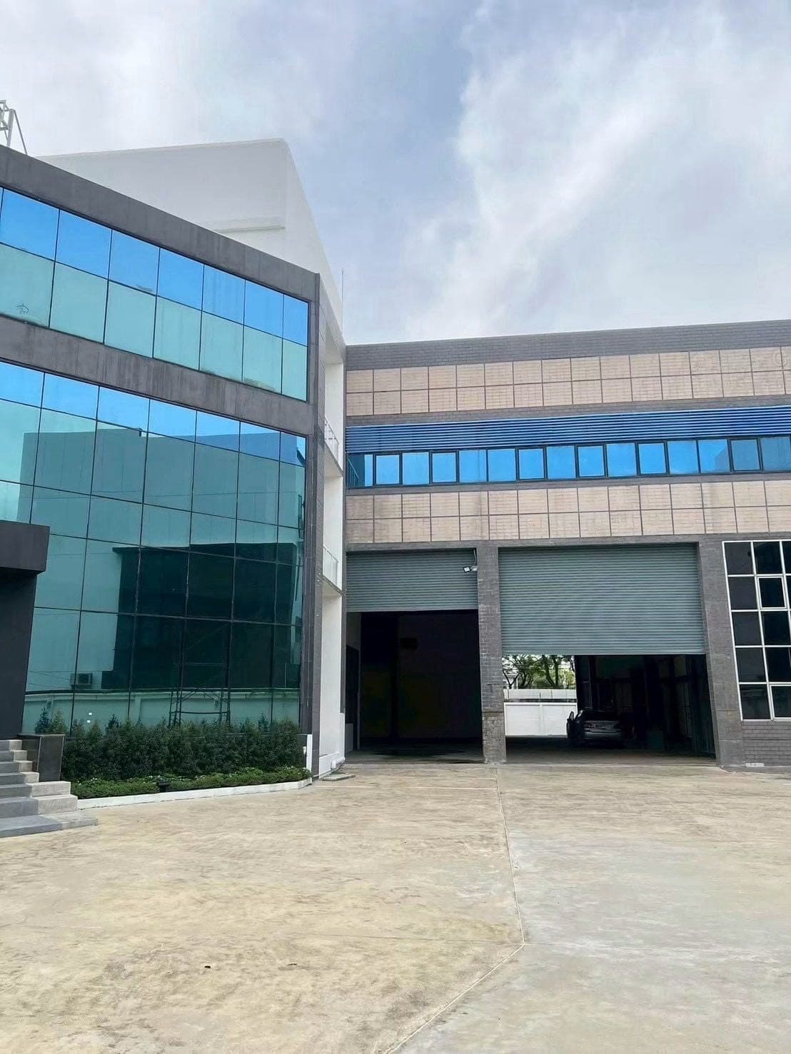 Bangkok Krungthekritha Detached Office Building + Warehouse for Rent | 4 Floors 2369 sqm | 30 Parking Spaces