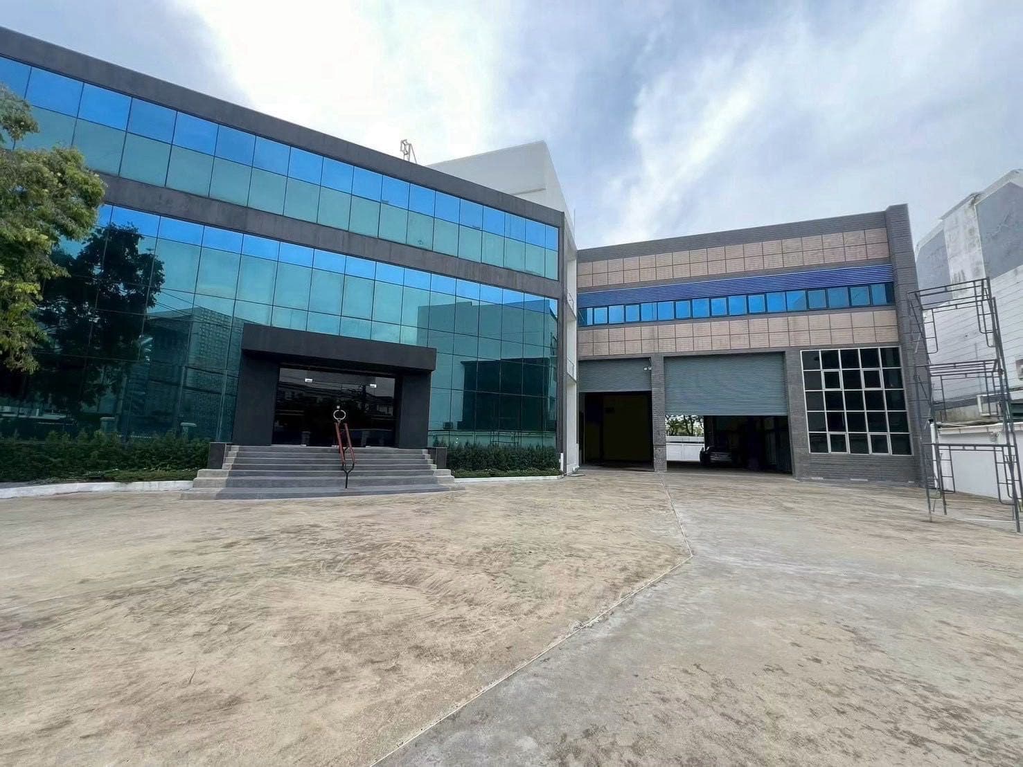 Bangkok Krungthekritha Detached Office Building + Warehouse for Rent | 4 Floors 2369 sqm | 30 Parking Spaces