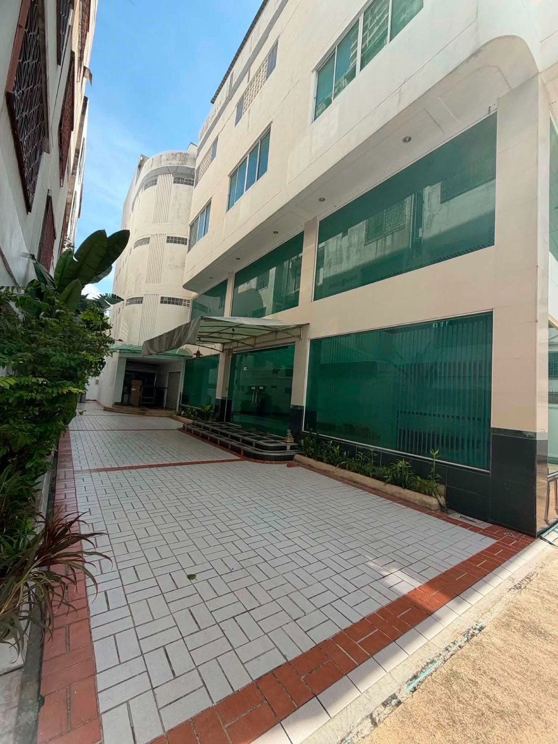 Bangkok CharoenNakorn 34 Whole Office Building for Rent | 1000 sqm 6 Parking Spaces Monthly Rent 170,000 Baht