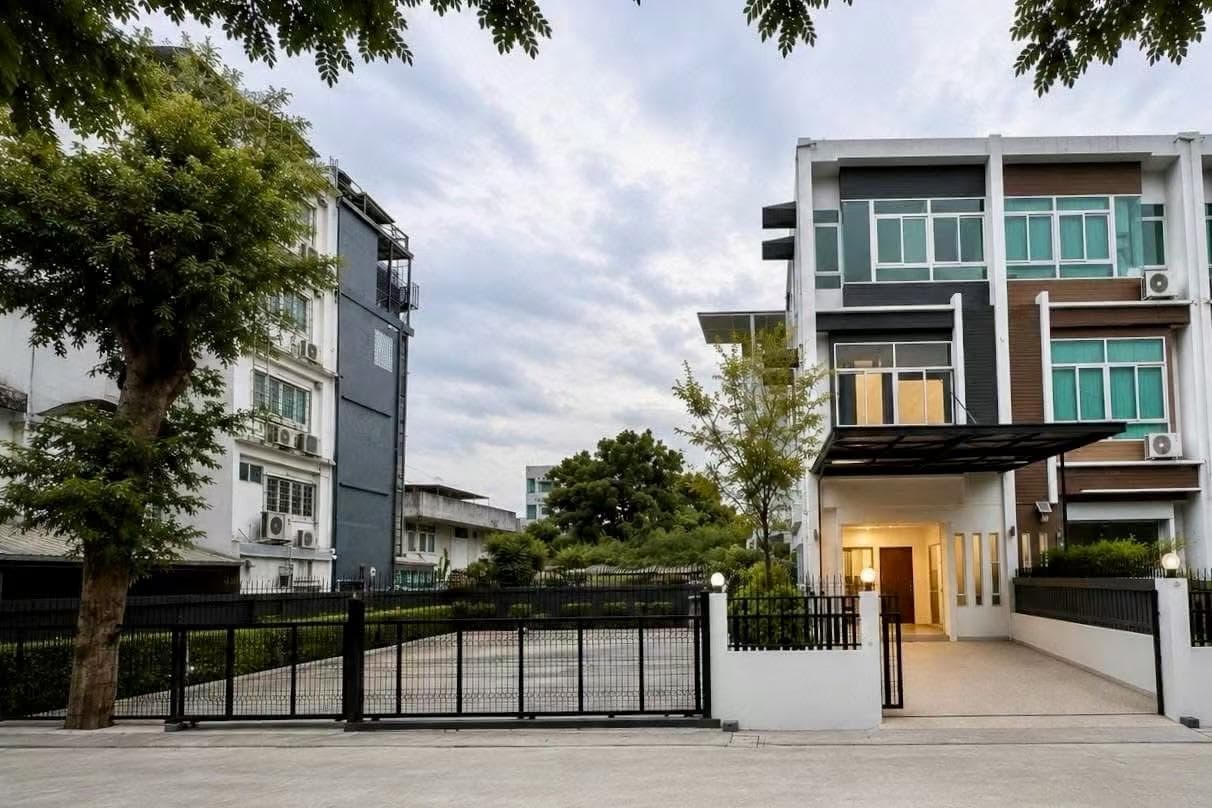 4-Story Commercial Townhouse for Rent in Huai Khwang, Bangkok, Thailand | 800 sqm | 200,000 THB/month
