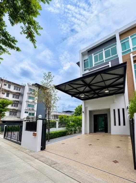 4-Story Commercial Townhouse for Rent in Huai Khwang, Bangkok, Thailand | 800 sqm | 200,000 THB/month