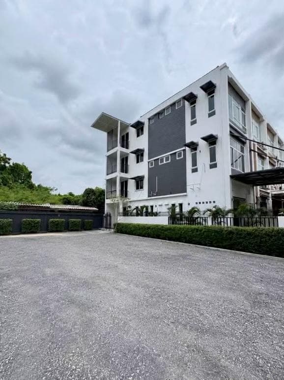 4-Story Commercial Townhouse for Rent in Huai Khwang, Bangkok, Thailand | 800 sqm | 200,000 THB/month