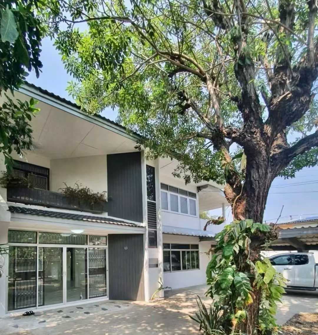Detached Villa for Sale in Bangkok Metropolitan Area, Thailand, Near BTS Station, Total Price 3.8 Million Thai Baht