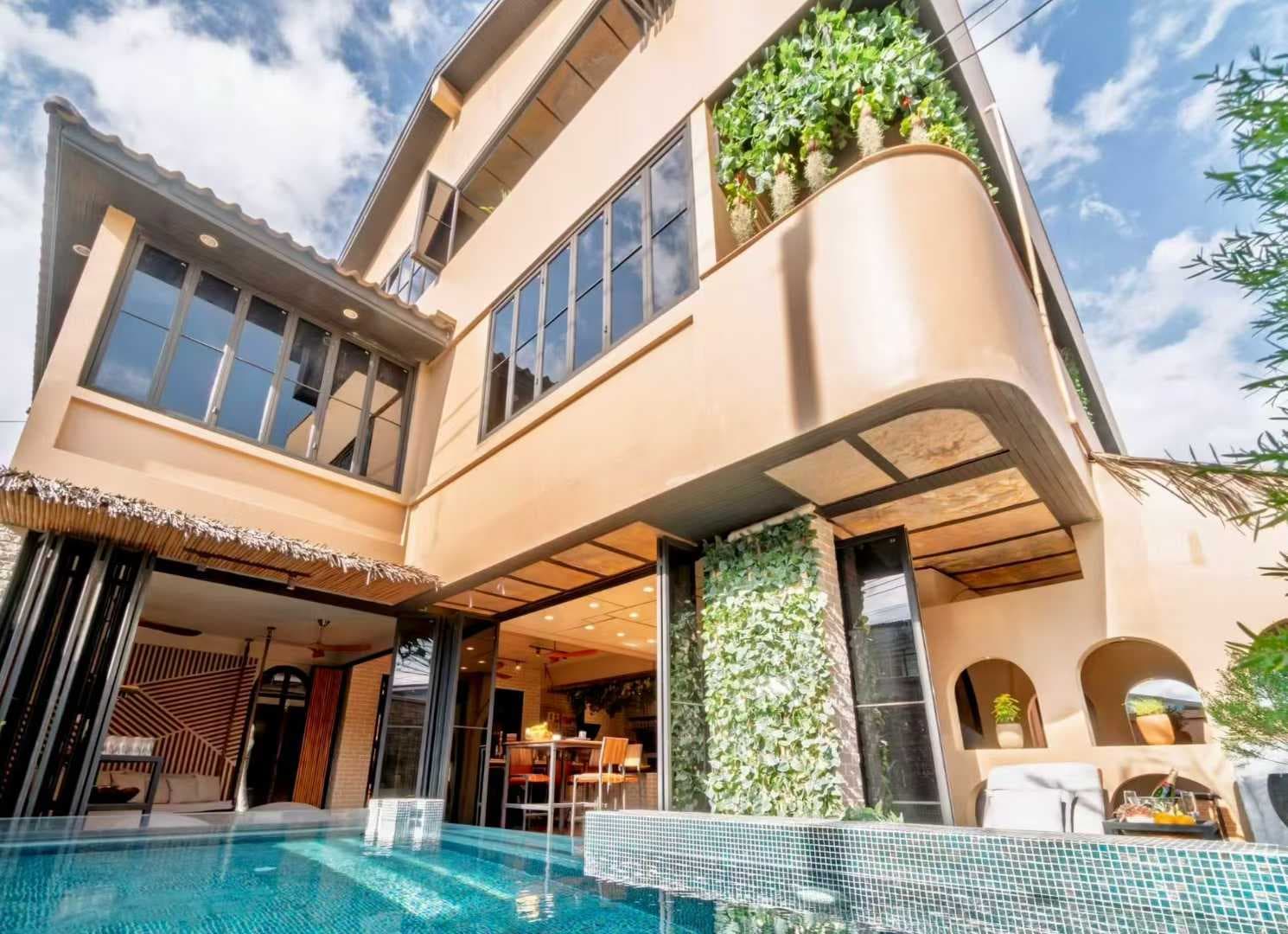 Detached Villa in Udomsuk, Bangkok, Thailand, 4 bedrooms 6 bathrooms, total price 4.8 million THB, near shopping malls, hospitals, and schools