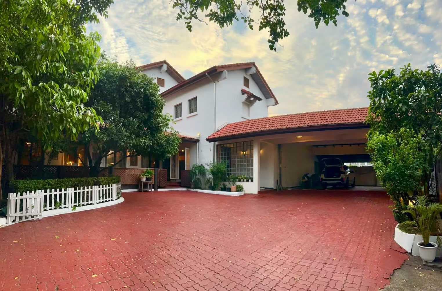 Luxury Villa for Sale in Phra Khanong, Bangkok, Thailand, 3 Bedrooms 4 Bathrooms 1744 sqm Large Garden, Near BTS Station, Shopping Malls, Hospitals, and Schools