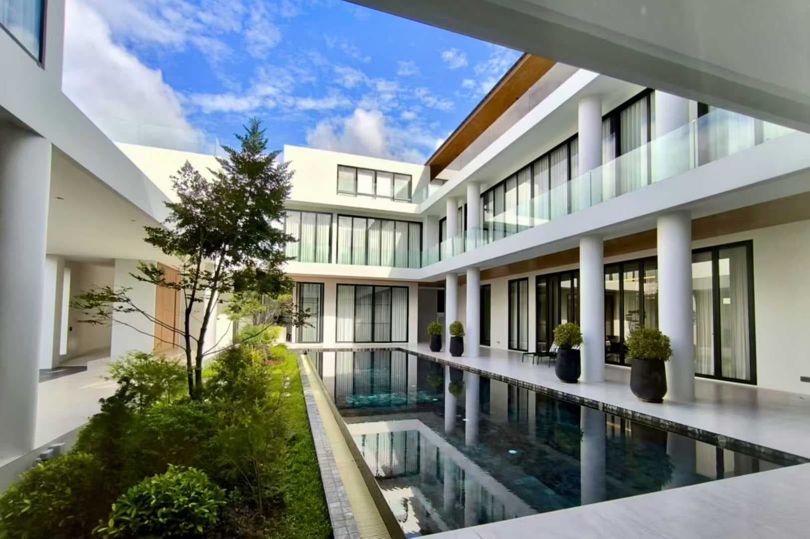 Luxury Villa in Bangkok Metropolitan Area, Thailand | 5 Bedrooms 6 Bathrooms | Price 17 Million RMB, with Pool and Garden