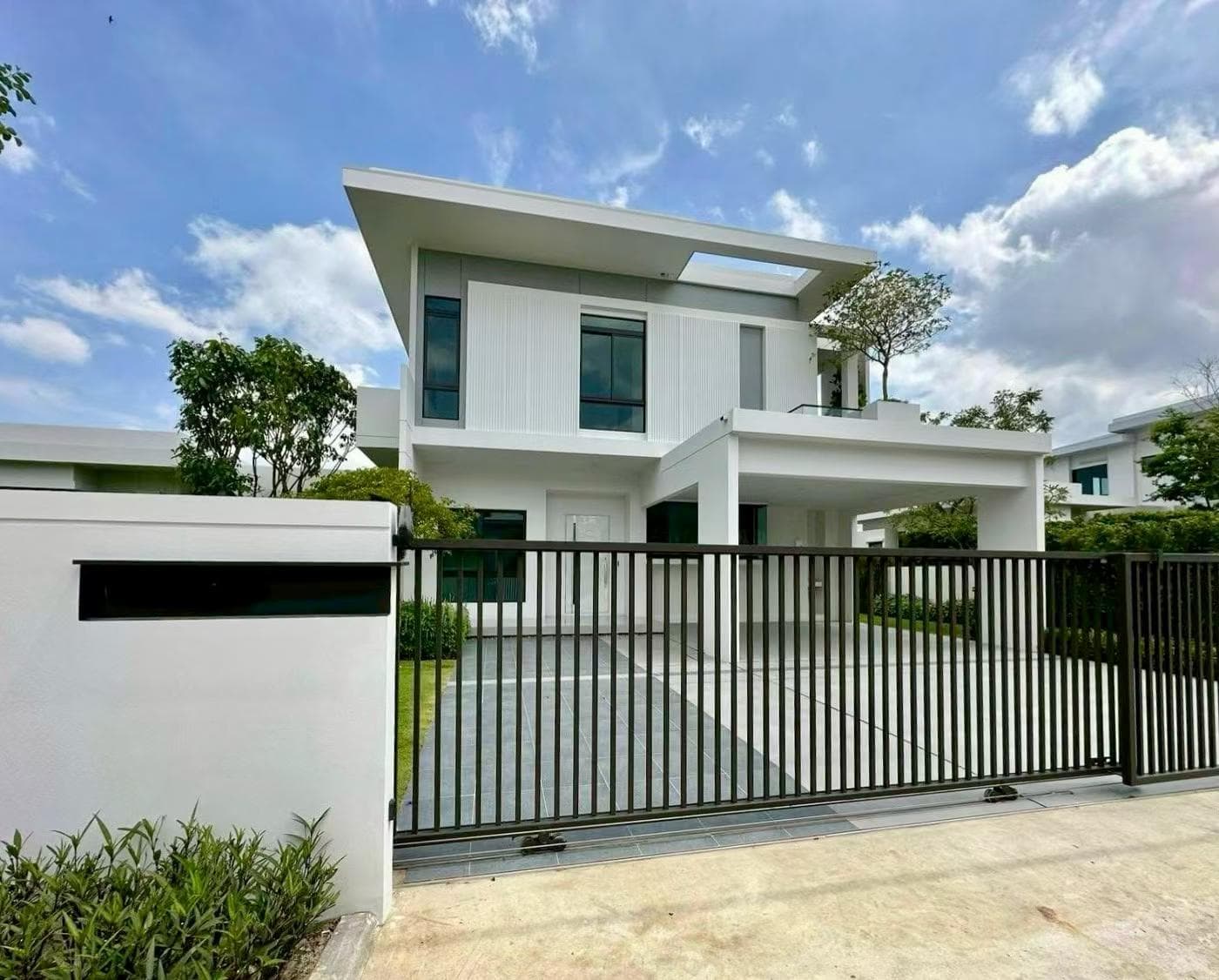 Luxury Villa in Bangkok Metropolitan Area, Thailand | 4 Bedrooms 5 Bathrooms | Price 2.59 Million RMB, Near Shopping Malls, Hospitals, and Schools