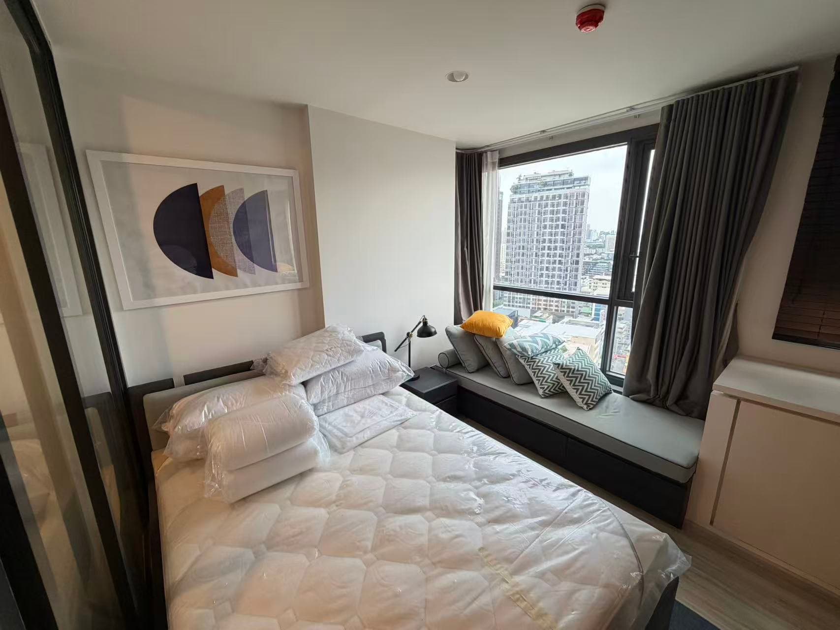 Bangkok, Thailand | 1-Bedroom Condo | Near MRT Huai Khwang Station Monthly Rent ฿16,000