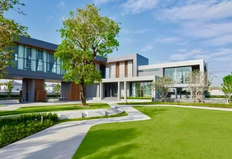 Rent Detached House in Bangna, Bangkok, Thailand | 4BR 5BA | 100,000 THB/month