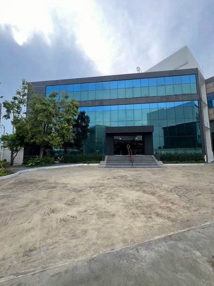 Bangkok Krungthekritha Detached Office Building + Warehouse for Rent | 4 Floors 2369 sqm | 30 Parking Spaces