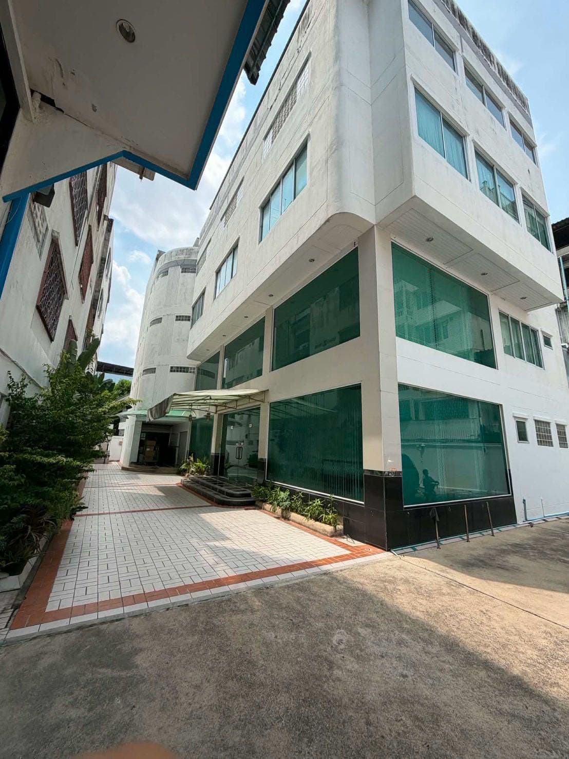 Bangkok CharoenNakorn 34 Whole Office Building for Rent | 1000 sqm 6 Parking Spaces Monthly Rent 170,000 Baht