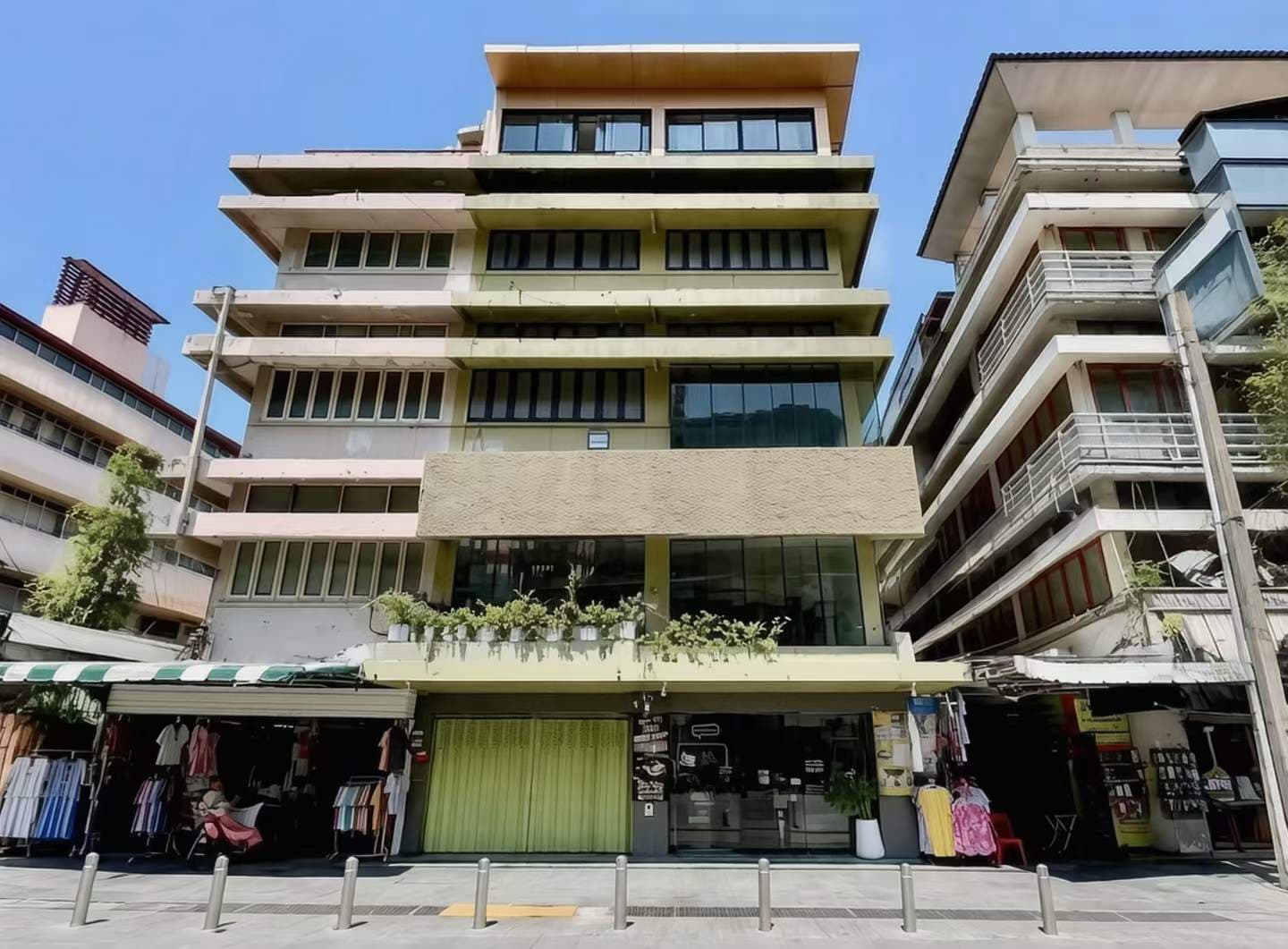 High-end Guesthouse for Transfer on Khao San Road, Bangkok, Thailand | 1200 sqm 68 Beds | with Restaurant and Bar, Transfer Fee 2 Million Baht
